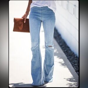 NWOT Vici Collection light Wash Pull On Flares - Size Large